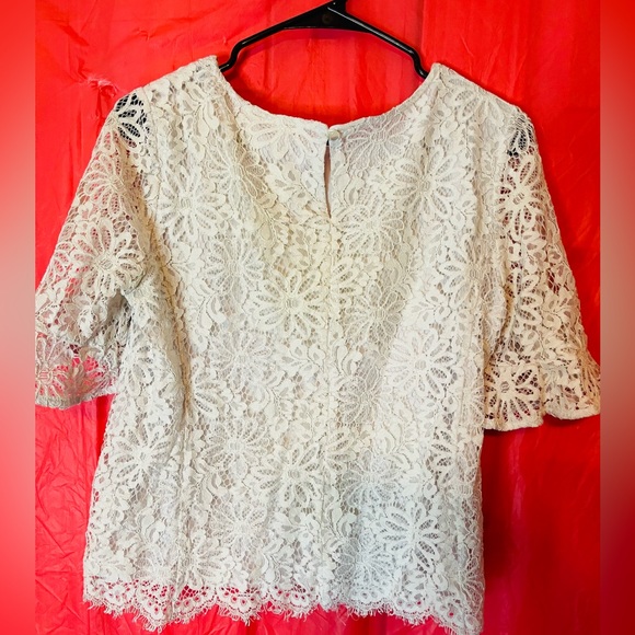 small white lace flower blouse - Picture 2 of 3